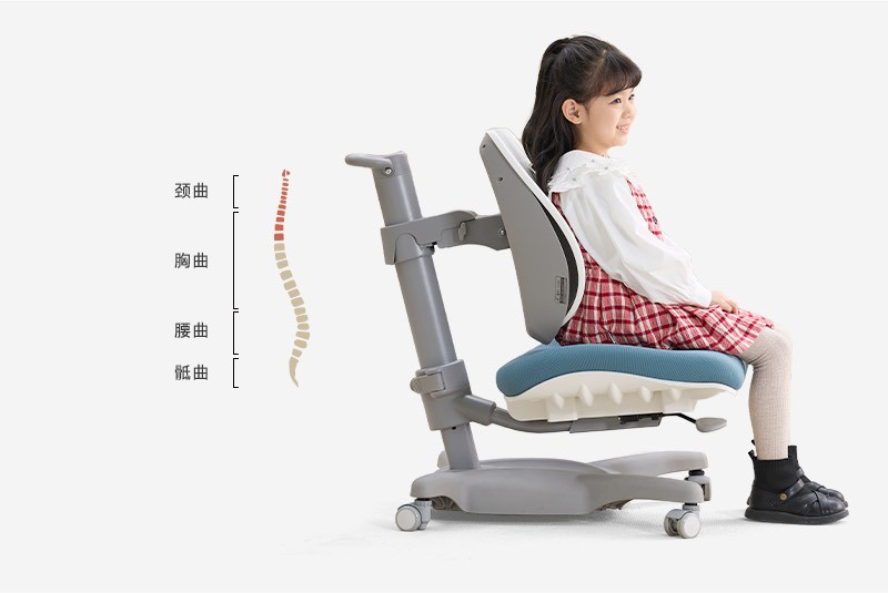 孩子坐在康樸樂 Y1020 MS Ultra 3.0 成長椅上，背部獲得穩定支撐